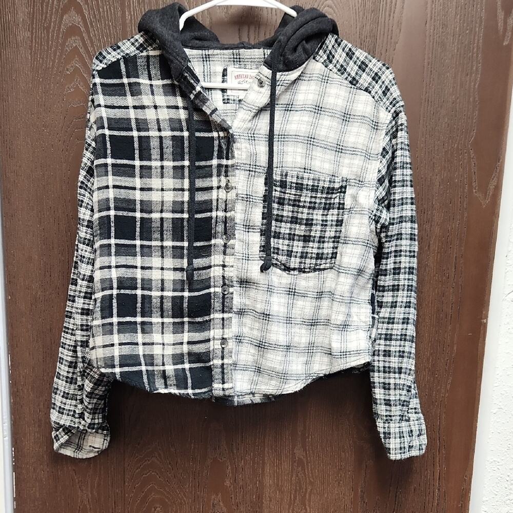 🚨2/$25 or 5/$50🚨American Eagle Outfitters Black and White Plaid Shirt